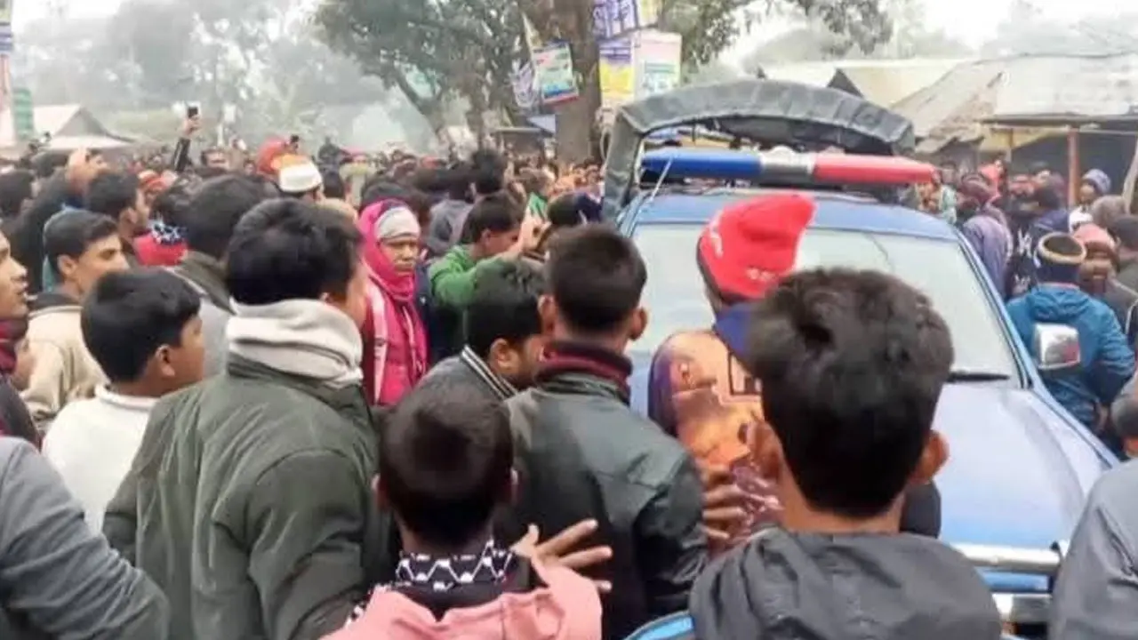 বাসের ধাক্কায় অটোরিকশাচালক নিহত, সড়ক অবরোধ