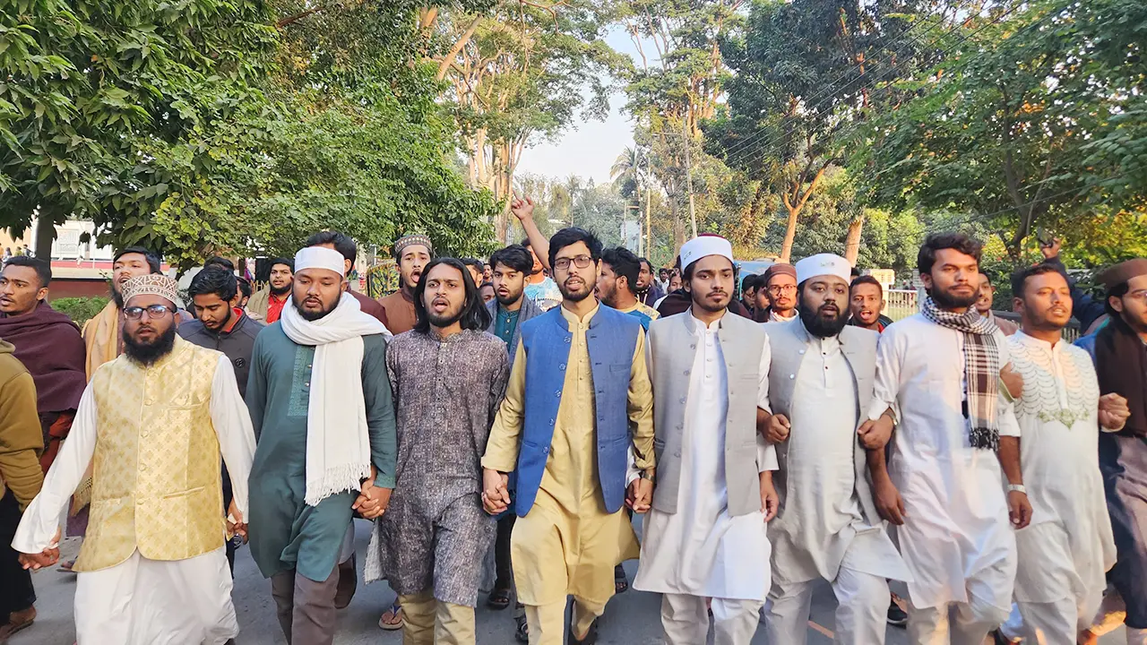 ওসমান হাদির উপর আক্রমণের প্রতিবাদে বিভিন্ন ক্যাম্পাসে বিক্ষোভ