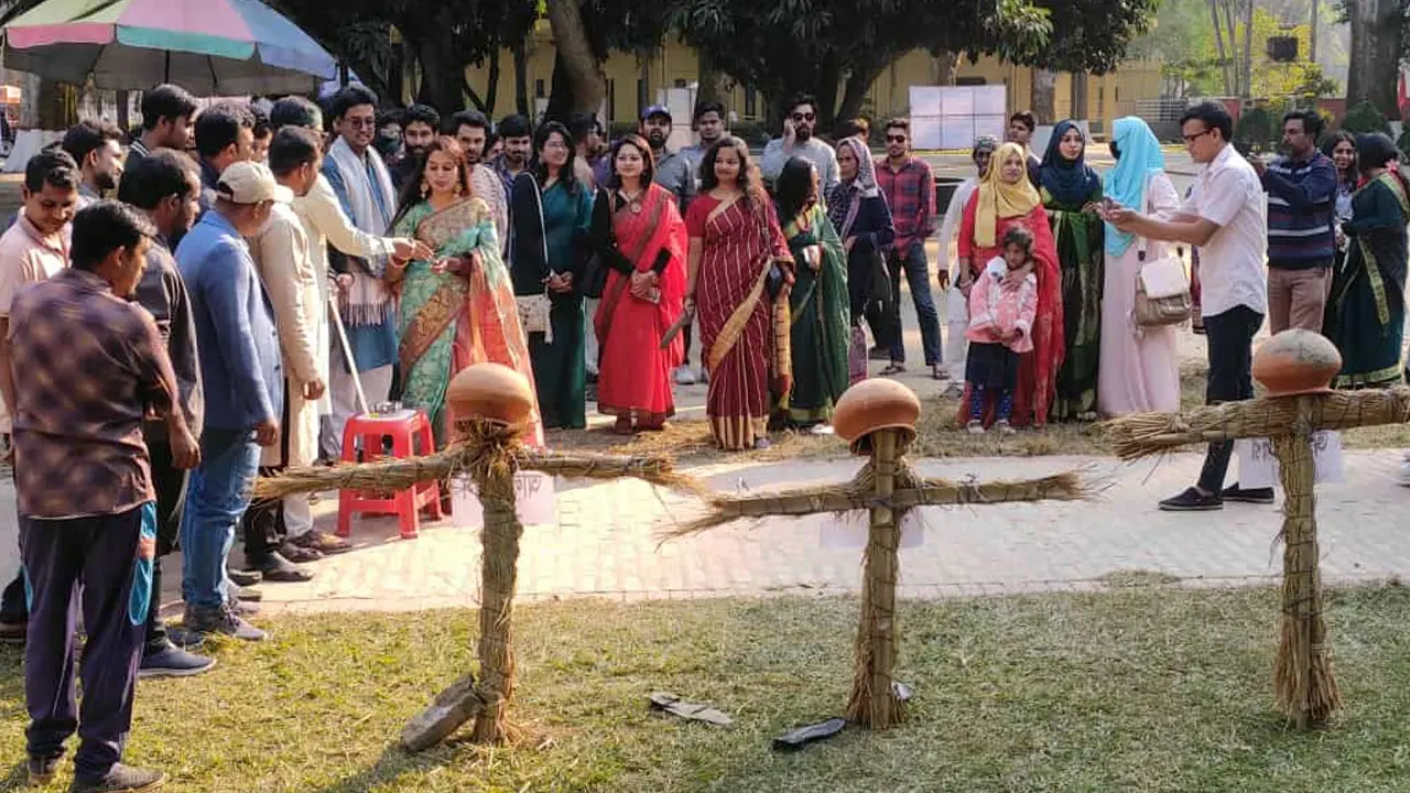 রাবিতে রাজাকারের প্রতিকৃতিতে জুতা নিক্ষেপ কর্মসূচি ছাত্রদলের