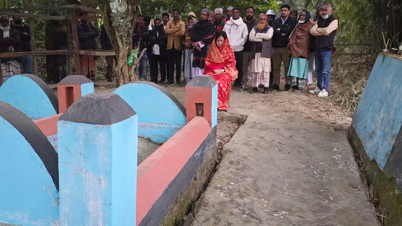 কবর জিয়ারতের মধ্য দিয়ে নির্বাচনী যাত্রা শুরু রুমিন ফারহানার