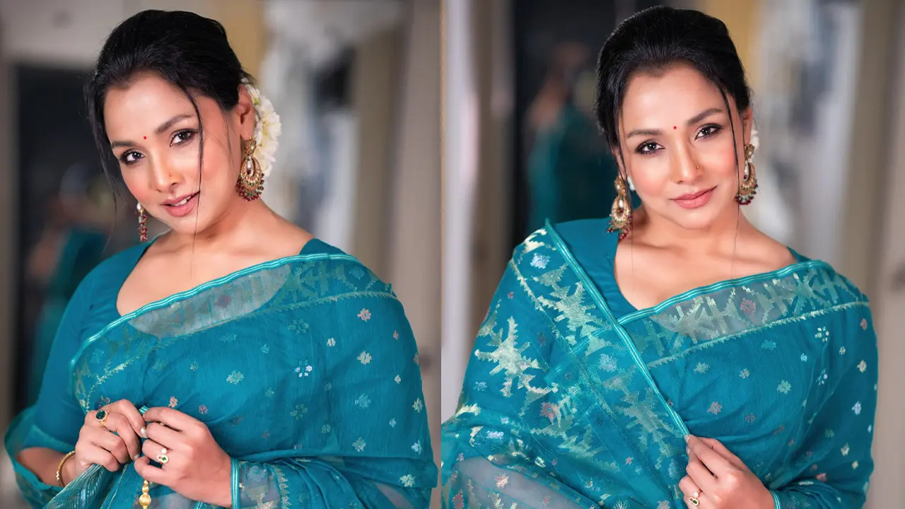জামদানিতে নজর কাড়লেন রুনা খান