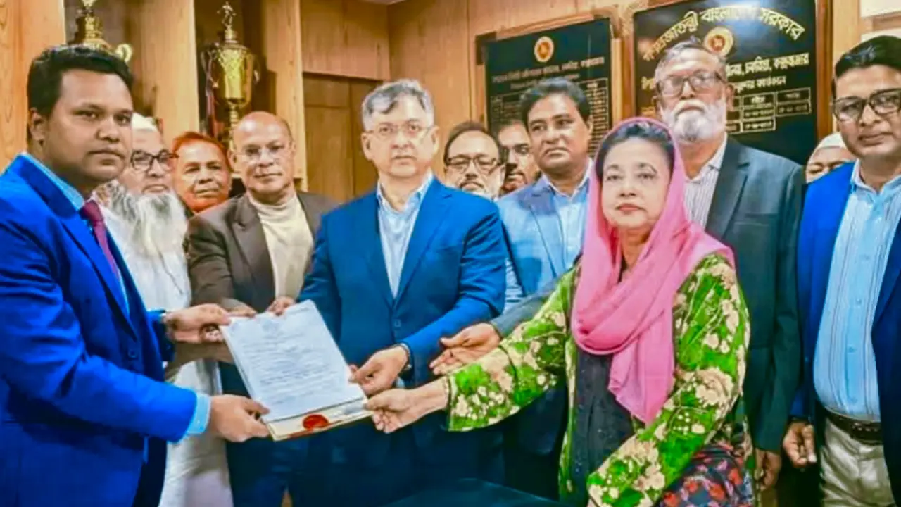 কক্সবাজারে সবার আগে মনোনয়নপত্র জমা দিলেন সালাহউদ্দিন আহমদ