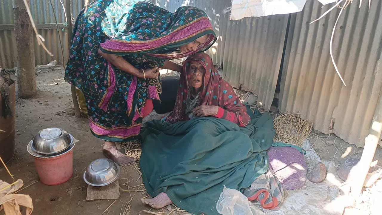 শতবর্ষী মাকে নিয়ে বিধবা মেয়ের করুণ জীবনযাপন