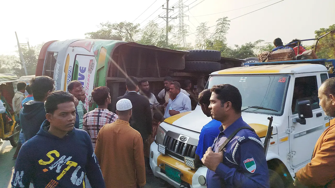 সাতক্ষীরা-খুলনা মহাসড়কে বাসের ধাক্কায় ইজিবাইক চালক নিহত