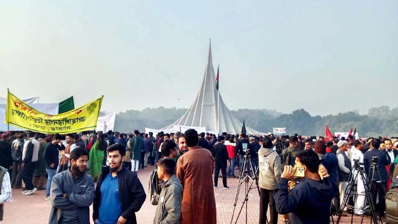 জাতীয় স্মৃতিসৌধে সর্বস্তরের মানুষের শ্রদ্ধা