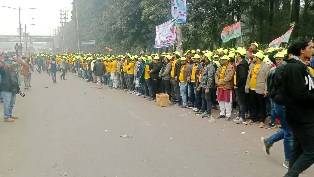 জাতীয় স্মৃতিসৌধে ভিড় করছেন বিএনপির নেতাকর্মীরা