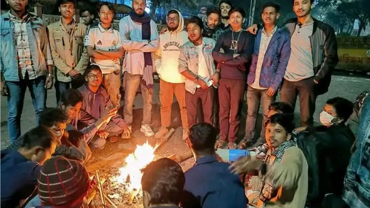 দিনভর অবরোধ, রাতেও শিক্ষা ভবনের সামনেই অবস্থান ৭ কলেজ শিক্ষার্থীদের
