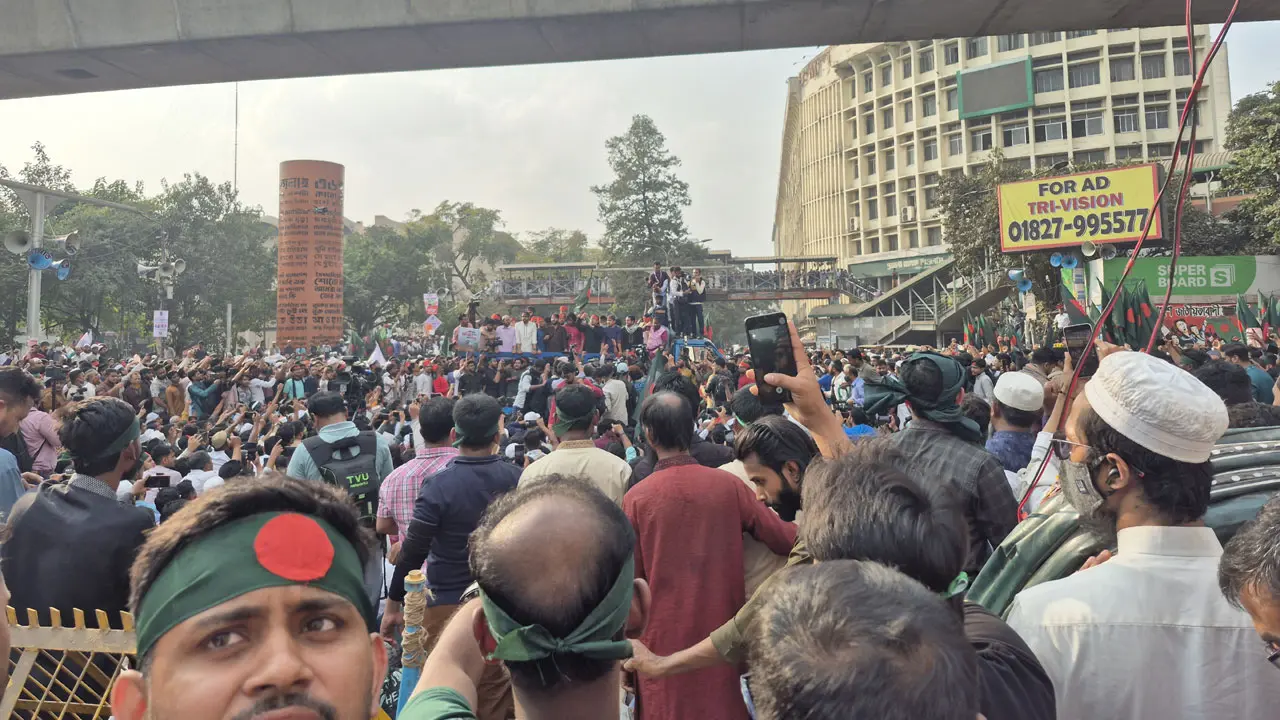 শাহবাগ মোড়কে ‘শহীদ ওসমান হাদি চত্বর’ ঘোষণা ডাকসু ভিপির
