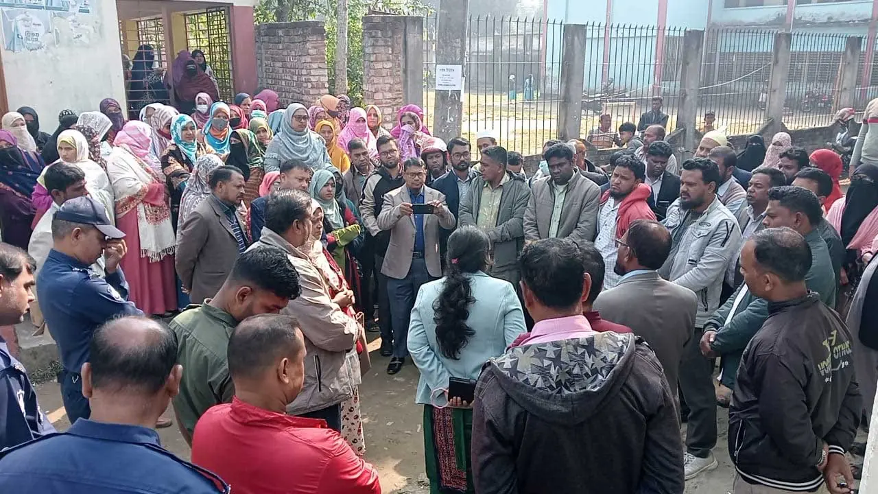 শ্রেণিকক্ষের তালা ভেঙে পরীক্ষা শুরু করলেন ইউএনও