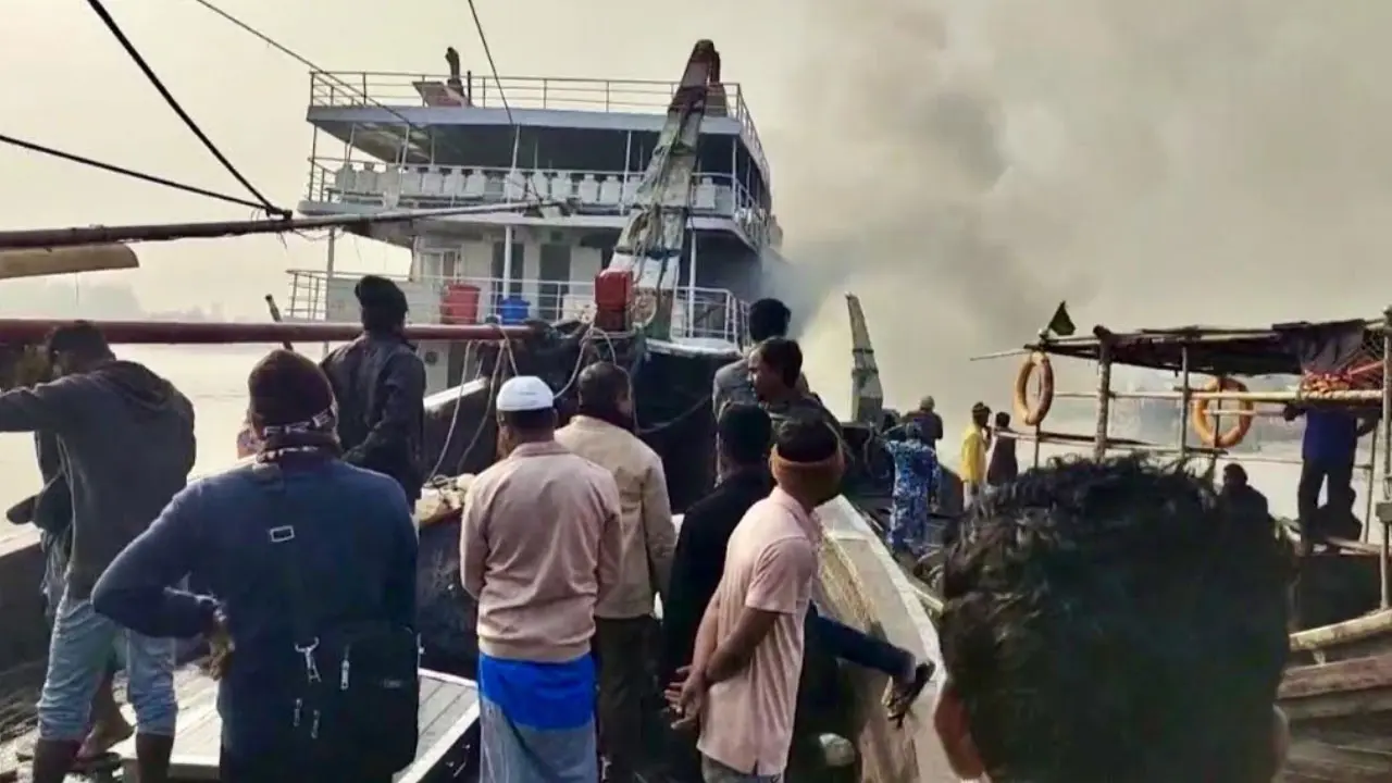 পর্যটক তুলতে ঘাটে নোঙর ফেরানোর সময় জাহাজে আগুন, নিহত ১