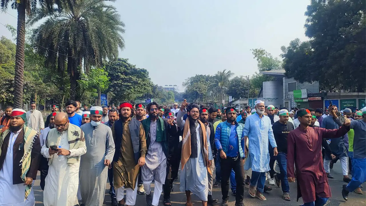 স্লোগানে স্লোগানে প্রকম্পিত সংসদ ভবনের দক্ষিণ প্লাজা