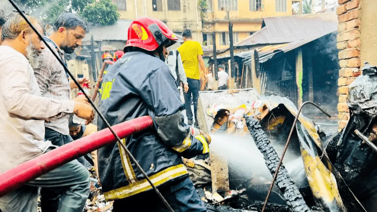 সোনারগাঁয়ে মার্কেটে আগুন, পুড়ল একাধিক দোকান ও গোডাউন