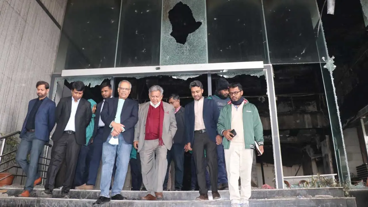 ক্ষতিগ্রস্ত প্রথম আলো-ডেইলি স্টার কার্যালয় পরিদর্শন করলেন শ্রম উপদেষ্টা