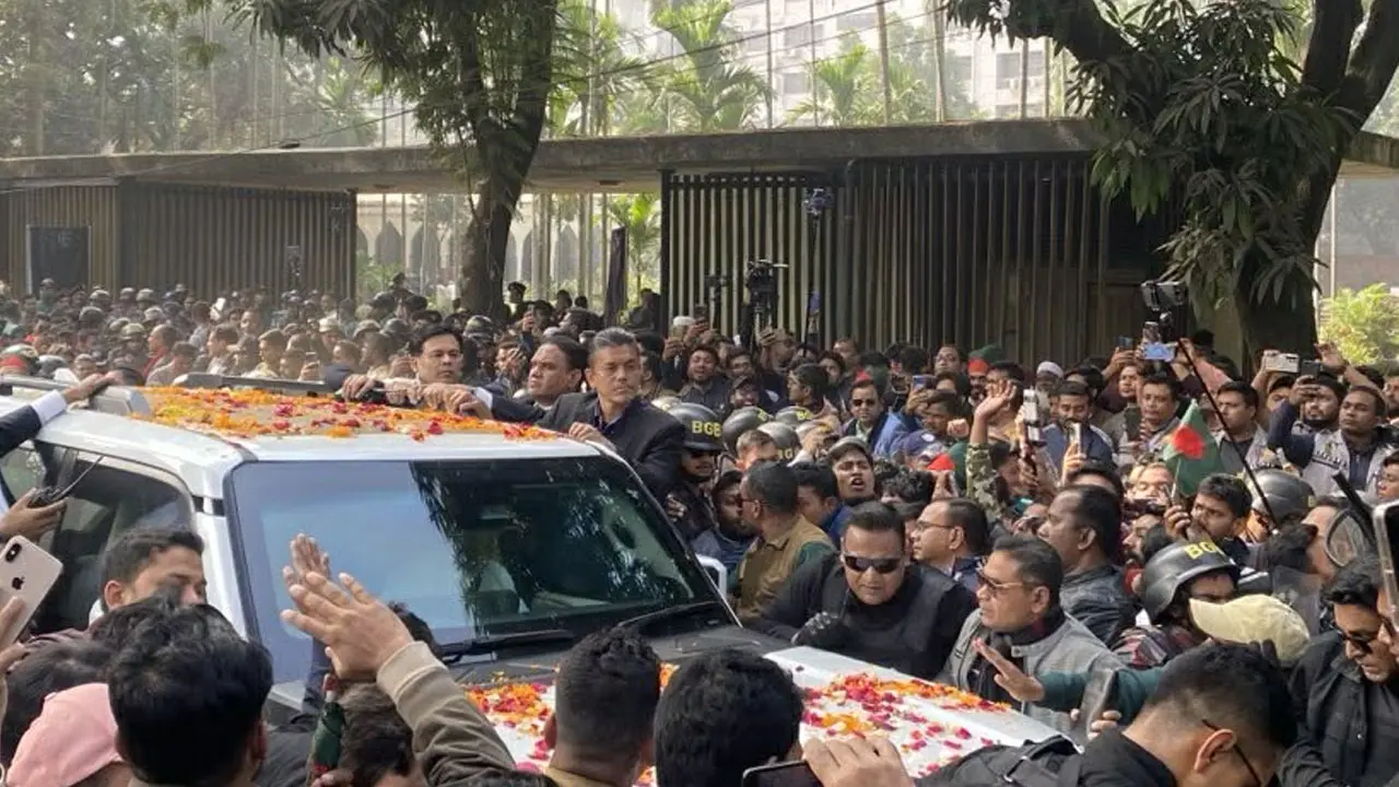 হাদির কবর জিয়ারত করে ইসির পথে তারেক রহমান