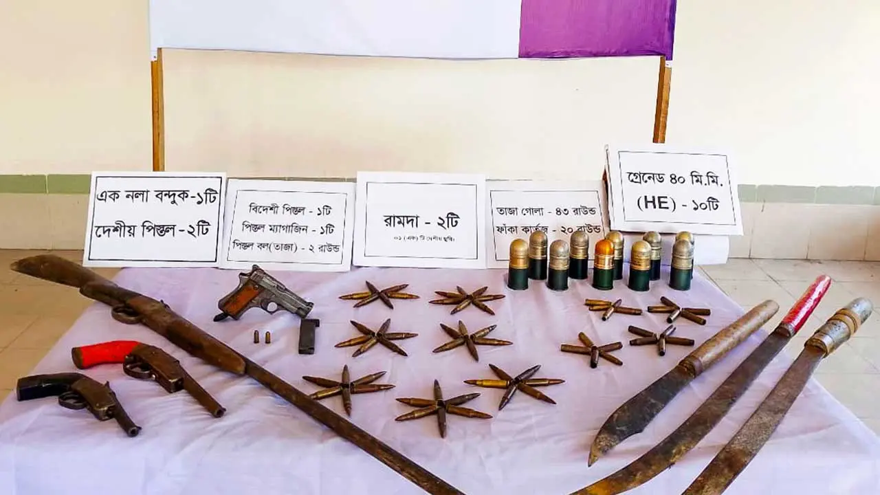 টেকনাফে নৌবাহিনীর অভিযানে বিভিন্ন ধরনের অস্ত্র ও গ্রেনেড উদ্ধার