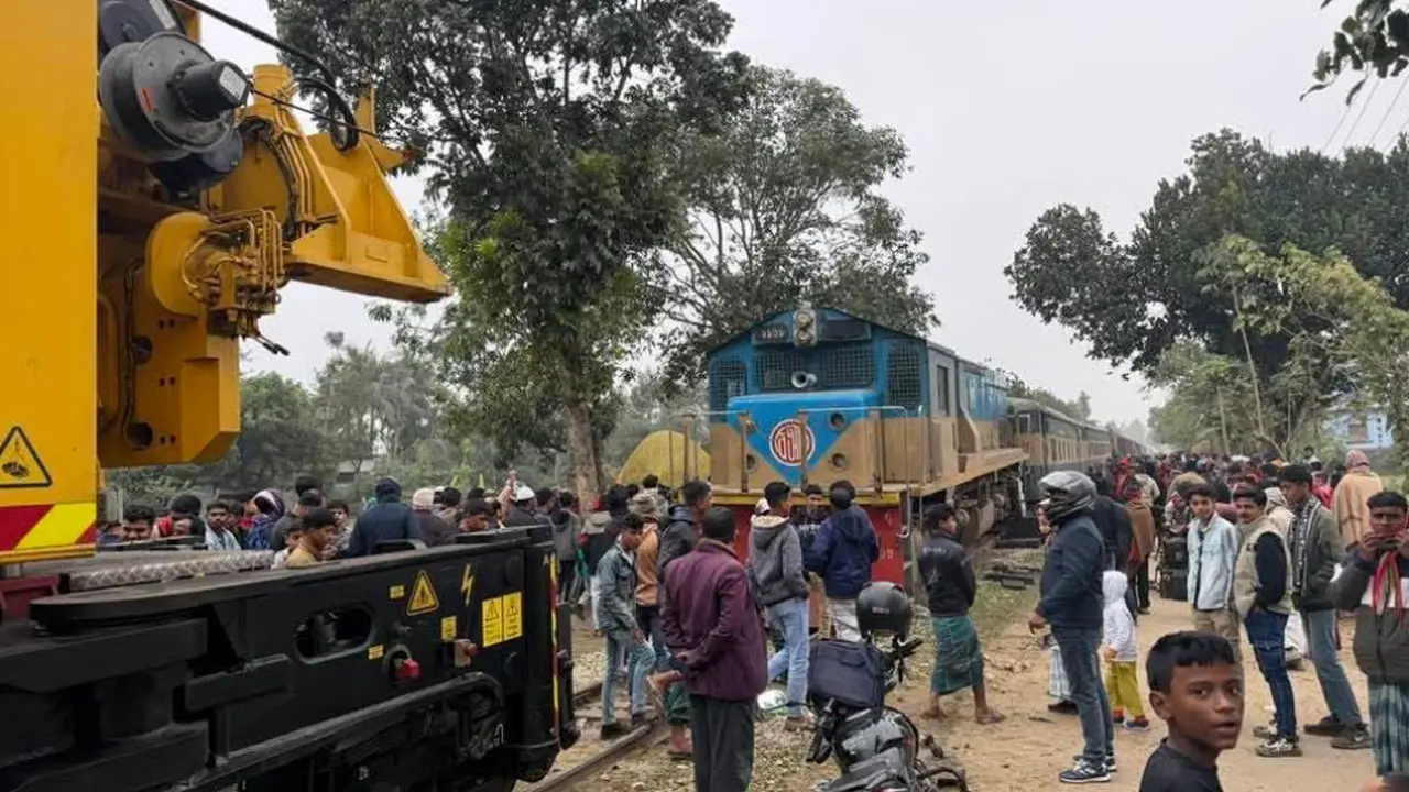 উদ্ধার কাজ চলছে, বন্ধ ঢাকা-ময়মনসিংহ ট্রেন চলাচল