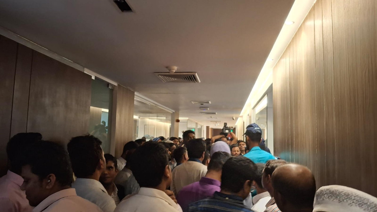 সচিবালয়ে ভাতা দাবিতে অর্থ উপদেষ্টাকে অবরুদ্ধ