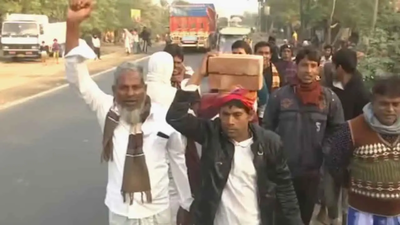 মুর্শিদাবাদে বাবরি মসজিদের জন্য মাথায় করে ইট আনছেন স্থানীয়রা