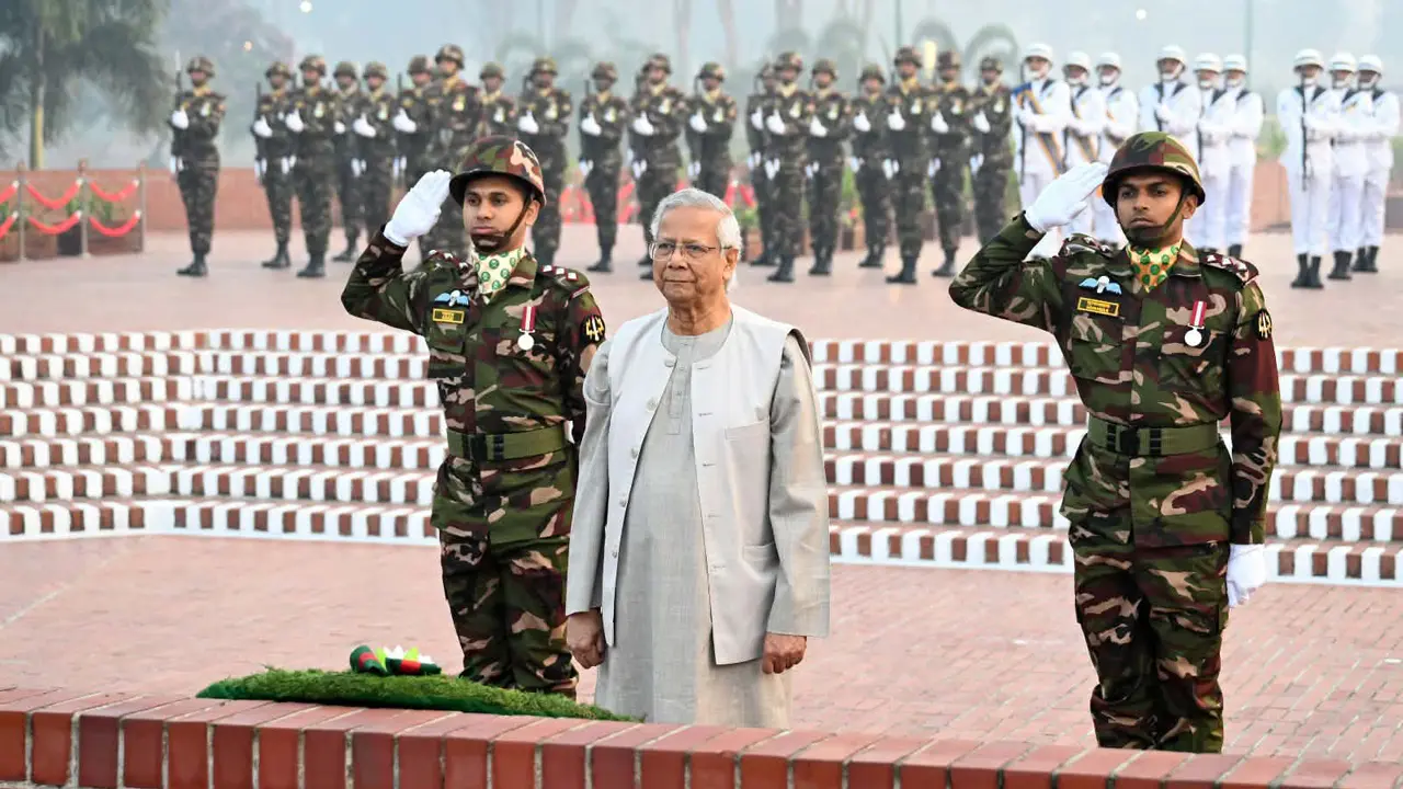 বিজয় দিবসে বীর শহীদদের প্রতি শ্রদ্ধা জানালেন প্রধান উপদেষ্টা