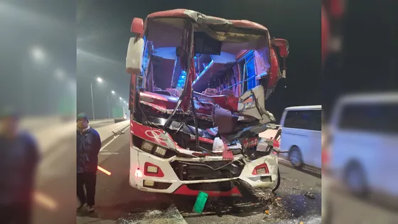 পদ্মা সেতুতে এক বাসের পেছনে আরেক বাসের ধাক্কা, নিহত ১