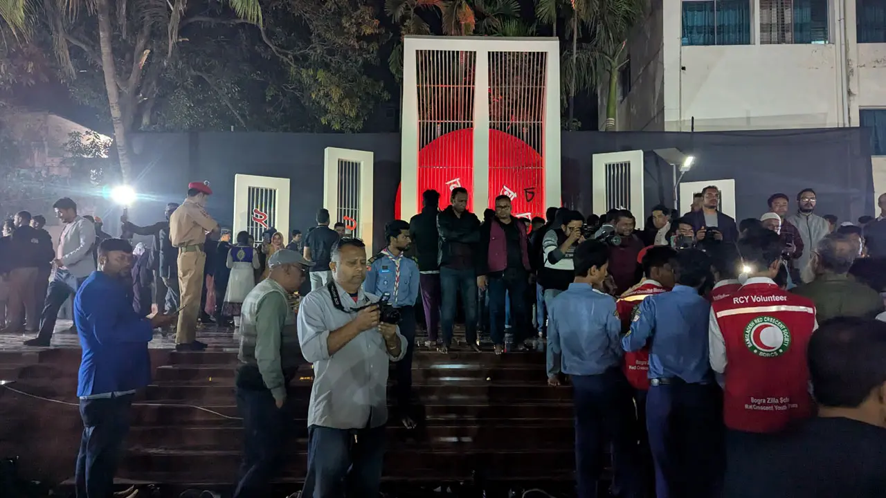 একুশের প্রথম প্রহরে বগুড়ার শহীদ মিনারে মানুষের ঢল