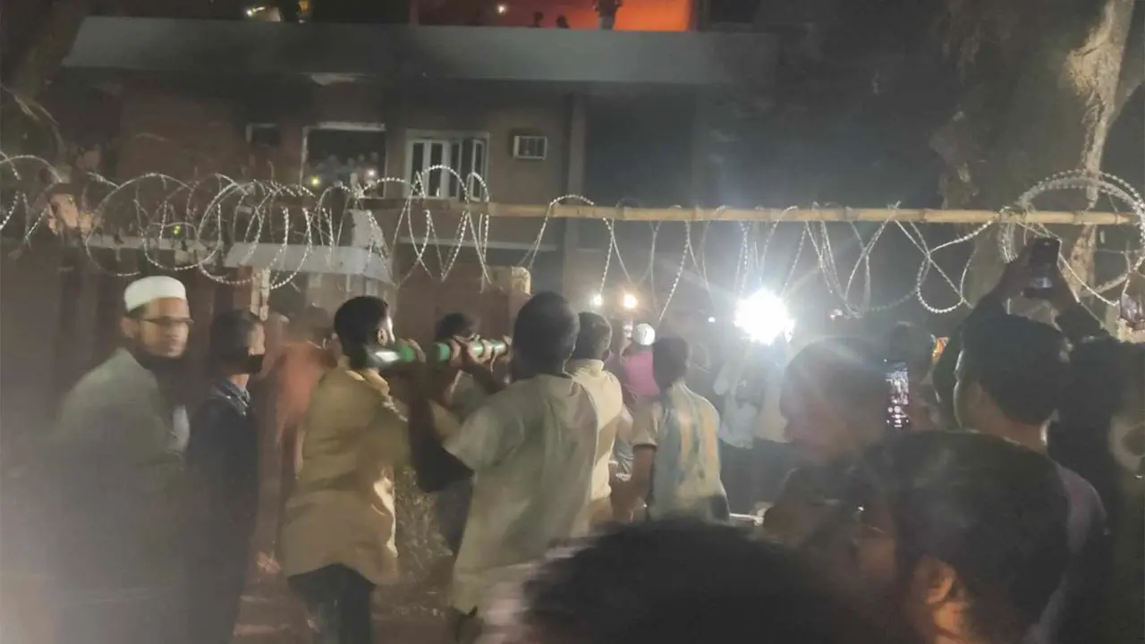 ধানমন্ডি ৩২ নম্বরে বাধা পেয়ে ফিরে এসেছে ফায়ার সার্ভিসের গাড়ি