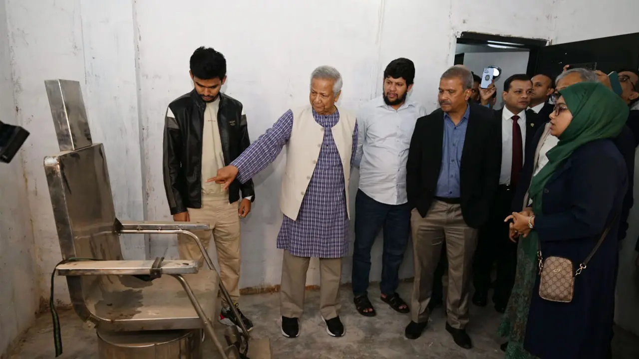 জানালাহীন এগজস্ট ফ্যান-শক চেয়ার বহন করছে নির্যাতনের চিত্র