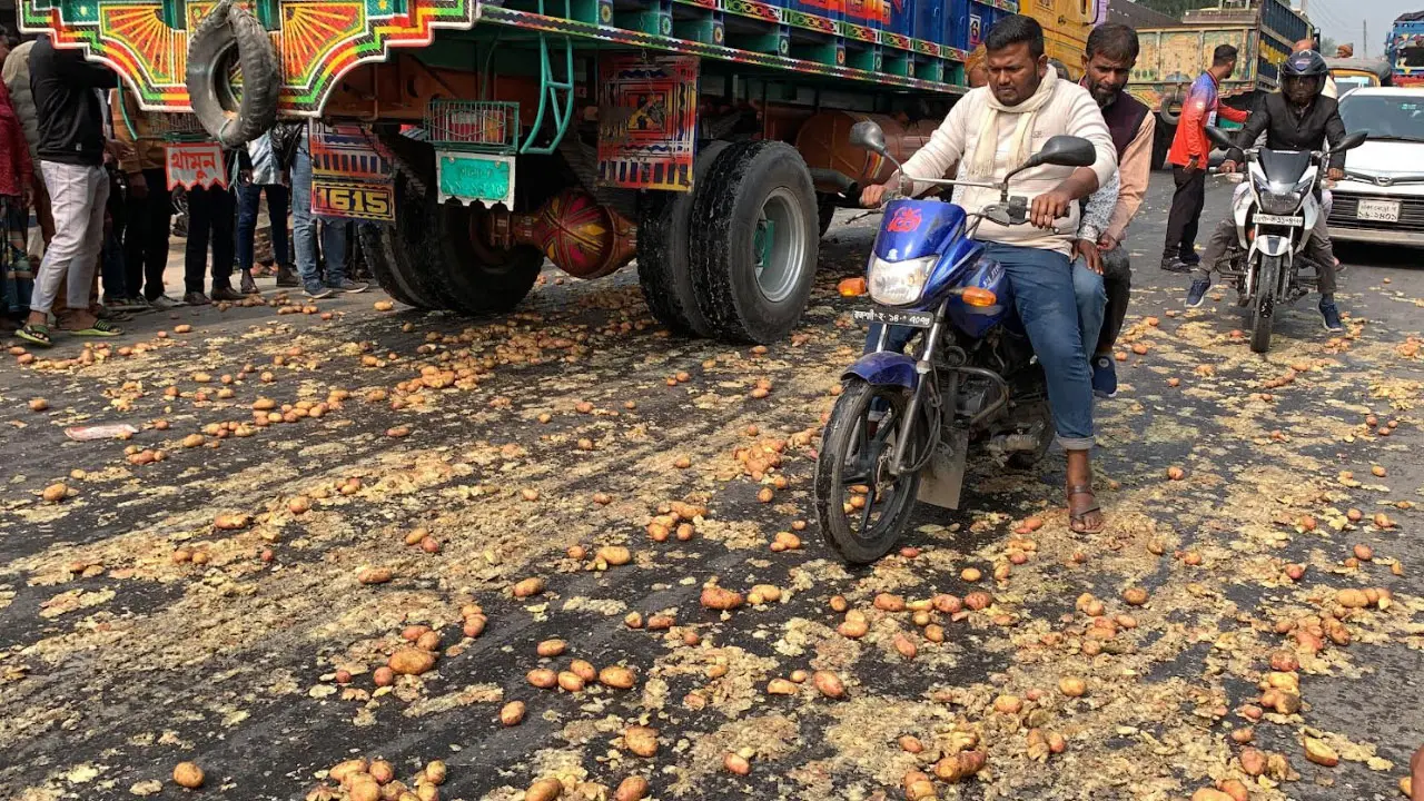 মহাসড়কে আলু ফেলে চাষিদের বিক্ষোভ
