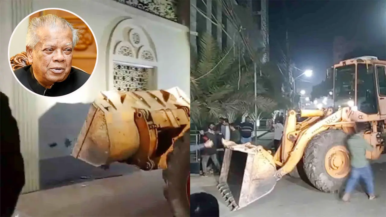 আমুর বরিশালের বাড়ি বুলডোজার দিয়ে গুঁড়িয়ে দিচ্ছে জনতা