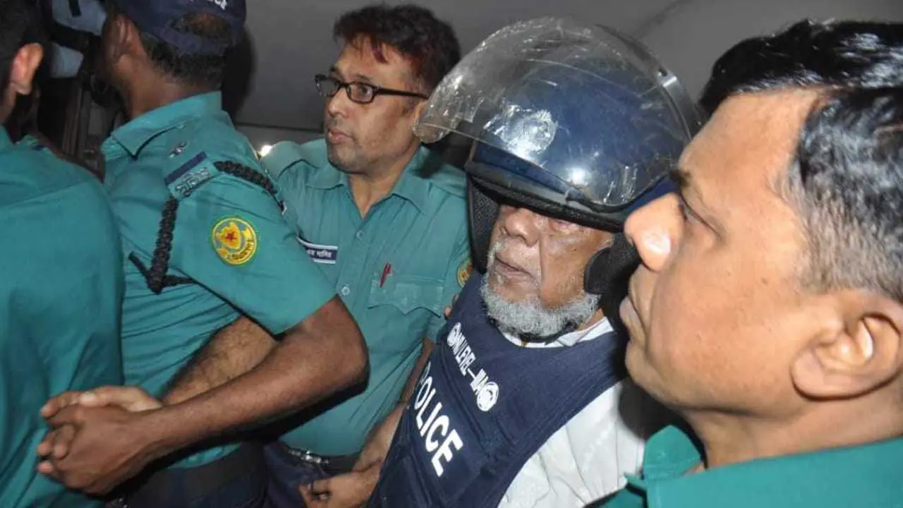 কাঠগড়ায় কাঠের চেয়ার পেলেন আমু