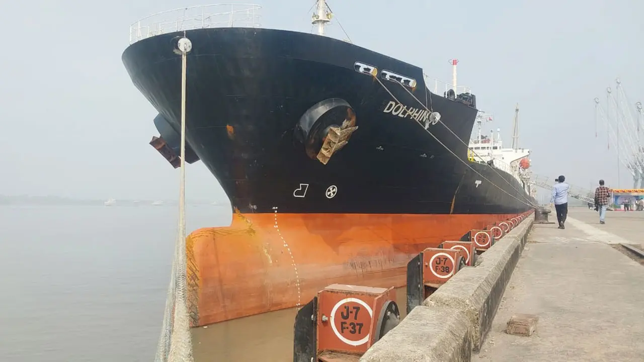 প্রথমবারের মতো পাকিস্তান থেকে মোংলা বন্দরে এলো চিটাগুড়