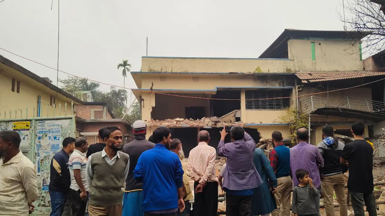 ‘সাদিক আমার দোকান ভেঙেছিল, আজ ছাত্র-জনতা তার বাসা গুঁড়িয়ে দিয়েছে’