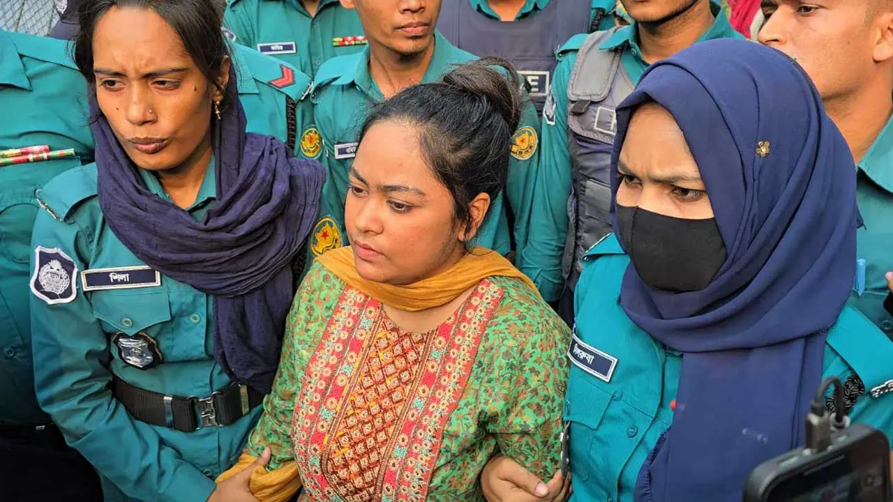 সার্টিফিকেট নিতে এসে ধরা খেলেন নিষিদ্ধ ছাত্রলীগ নেত্রী বৈশাখী