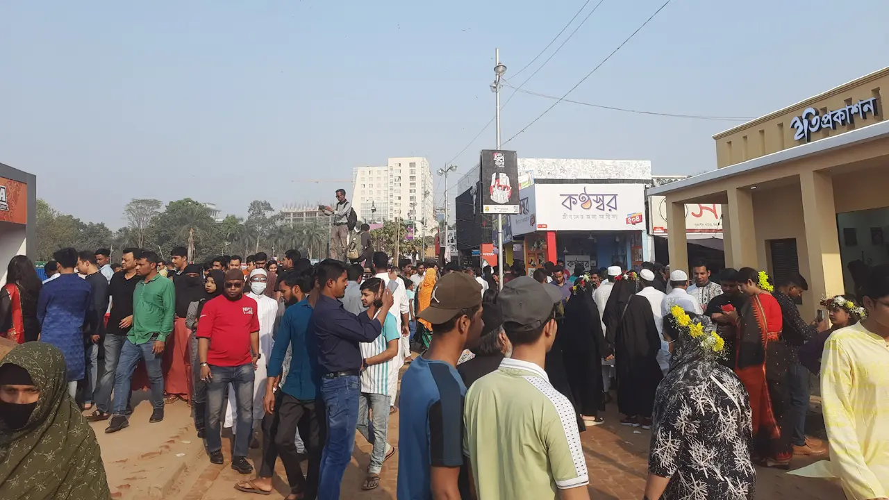 বইমেলায় উপচেপড়া ভিড়, আশানুরূপ বিক্রি নেই