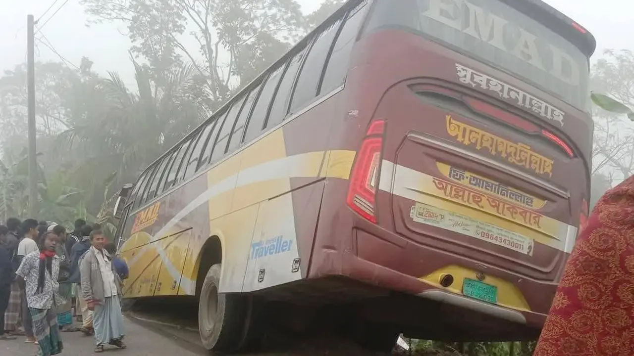 পিরোজপুরে বাসের ধাক্কায় বাবা-ছেলে নিহত