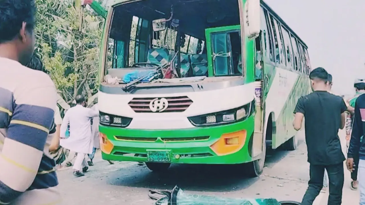 কিশোরগঞ্জে বাসচাপায় দুই স্কুলছাত্র নিহত, সড়ক অবরোধ-ভাঙচুর 