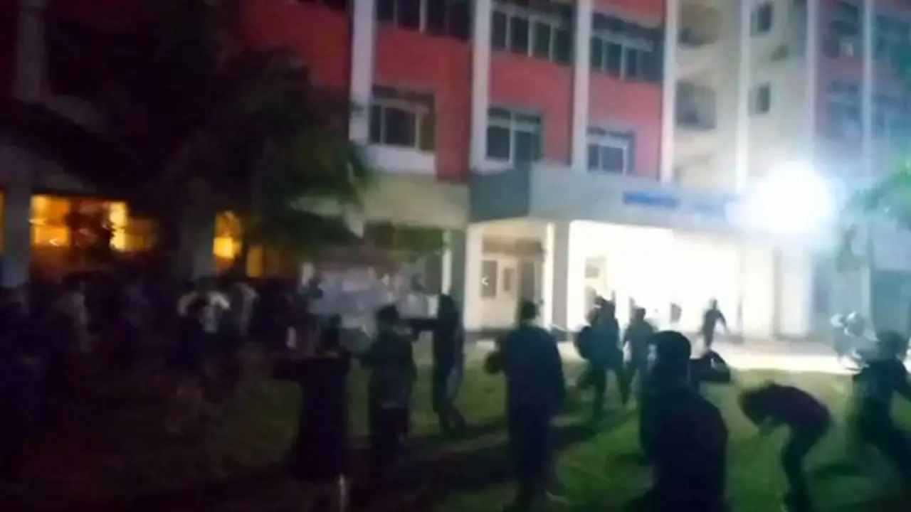 বৈষম্যবিরোধী শিক্ষার্থীদের দুই গ্রুপের সংঘর্ষ, আহত ৫