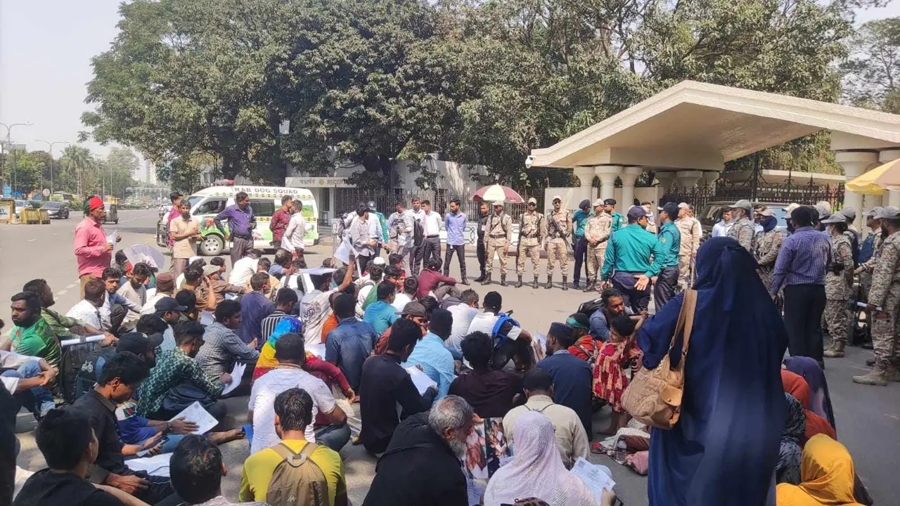প্রধান উপদেষ্টার কার্যালয়ের সামনে জুলাই আন্দোলনে আহতদের অবস্থান