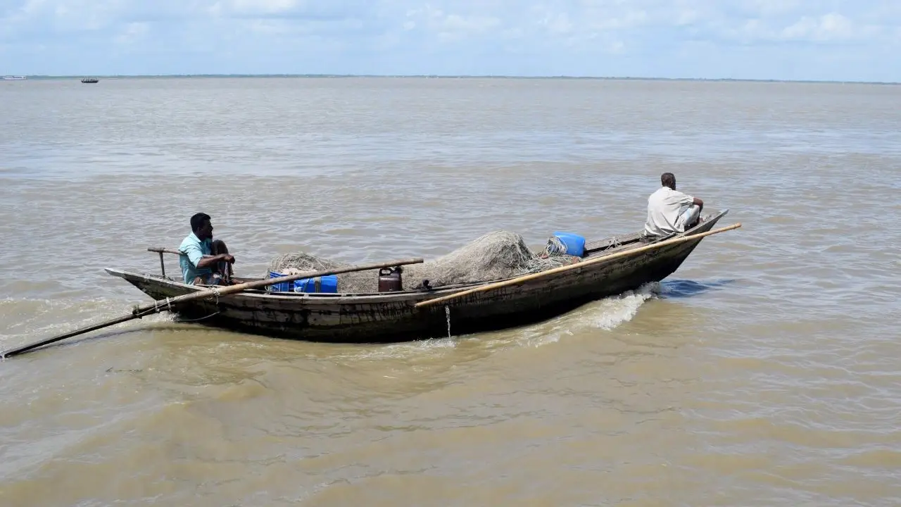 মধ্যরাত থেকে পদ্মা-মেঘনায় মাছ ধরা নিষিদ্ধ