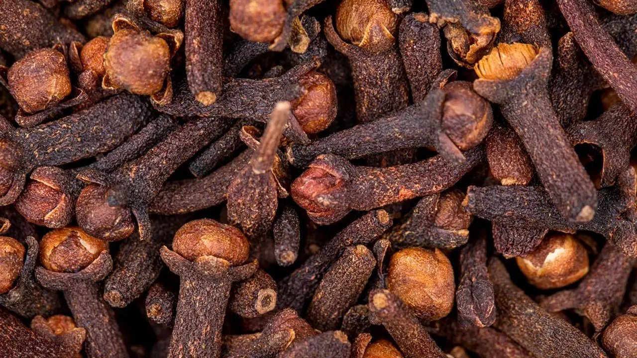 ঘুমানোর আগে লবঙ্গ ভেজানো পানি পান করলে কী হয়?