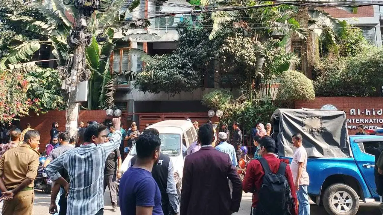 বাসার মালিকপক্ষকে জিম্মি করে মালামাল লুটের চেষ্টা, আটক ২
