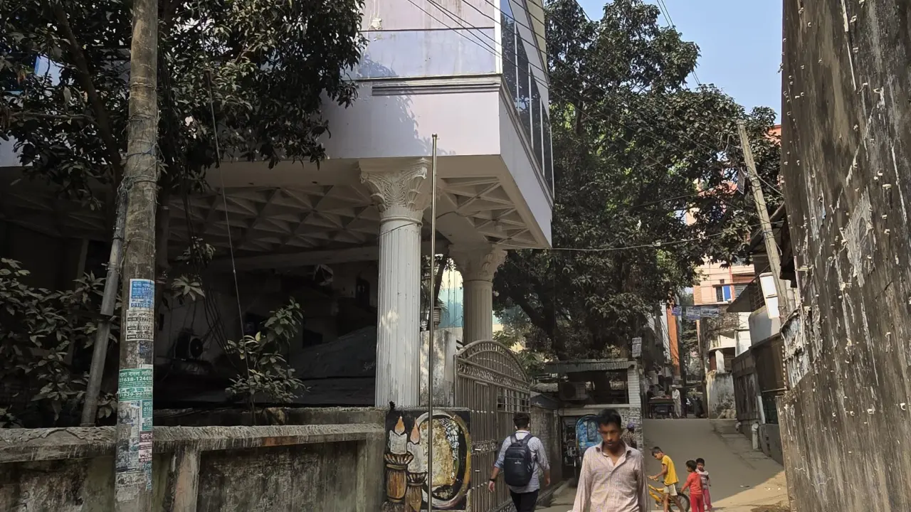 থমথমে চট্টগ্রামের চশমা হিল ও ষোলশহর রেলস্টেশন