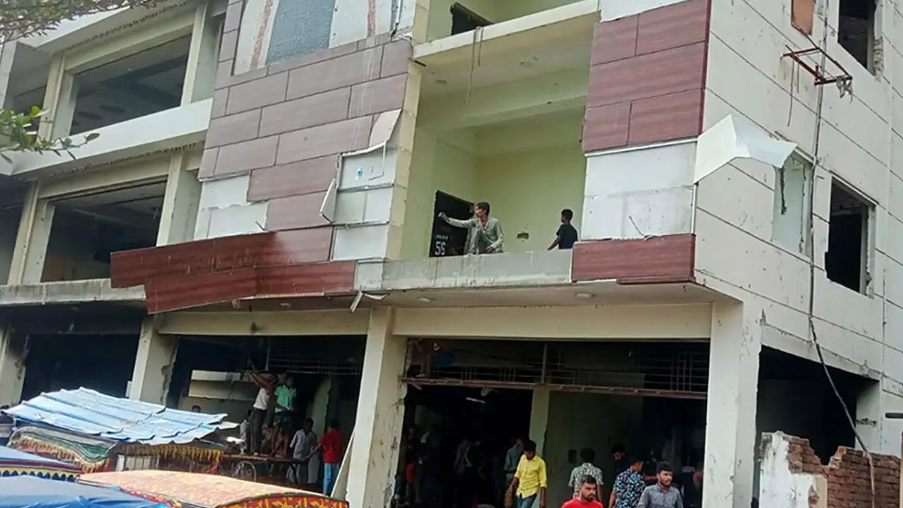কুমিল্লায় আওয়ামী লীগ অফিসকে ‘পাবলিক টয়লেট’ করার ঘোষণা