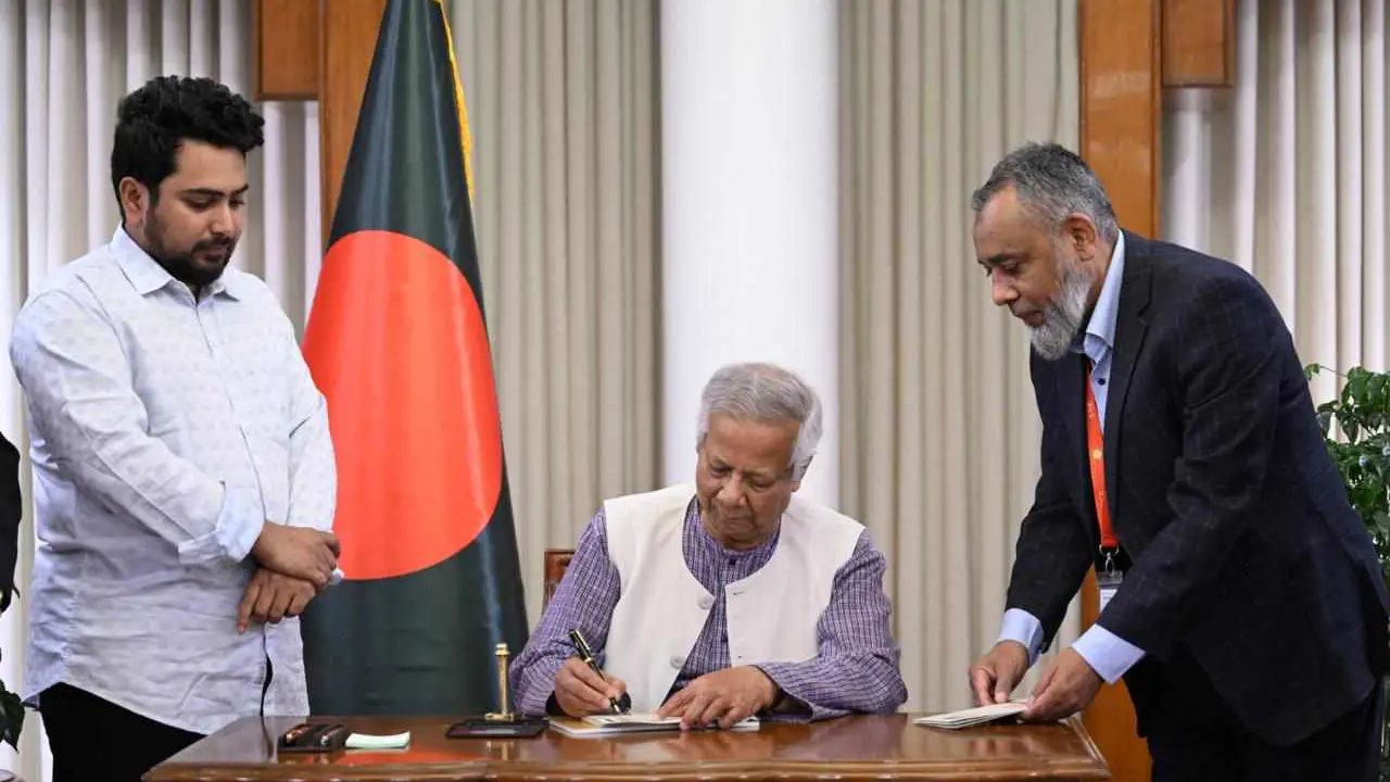 গণঅভ্যুত্থানে নারীদের অংশগ্রহণকে চিত্রায়িত করে ডাকটিকিট