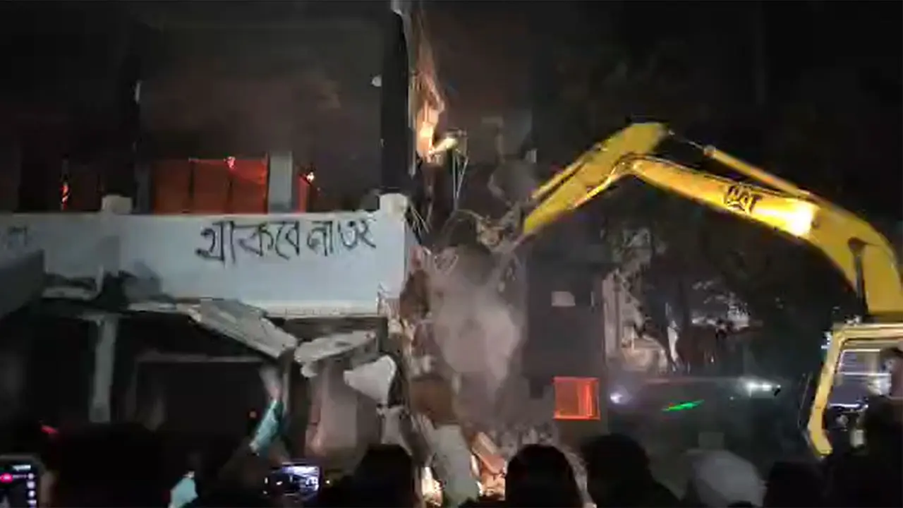 বুলডোজার দিয়ে ভাঙা হচ্ছে শেখ মুজিবের বাড়ি