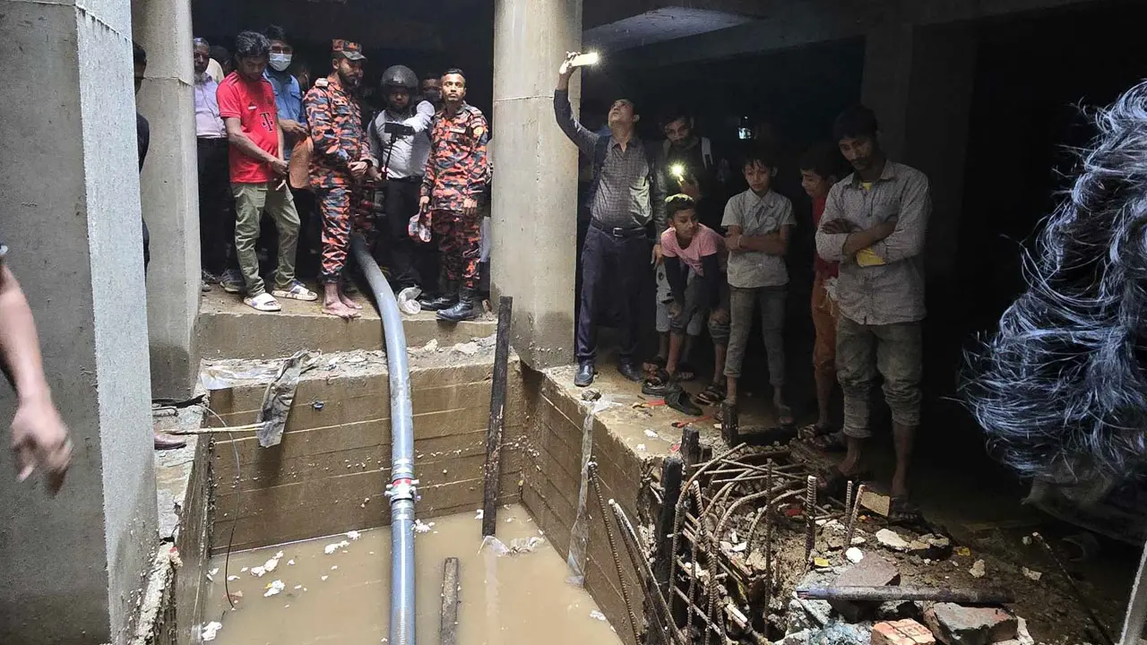 ৩২ নম্বরের ভবনের পানি নিষ্কাশন শেষ, চলে গেছে ফায়ার সার্ভিস