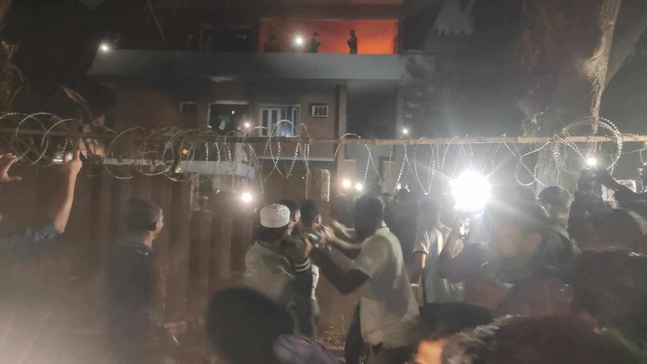 ব্যাপক ভাঙচুরের পর ধানমন্ডি ৩২ নম্বর বাড়িতে আগুন