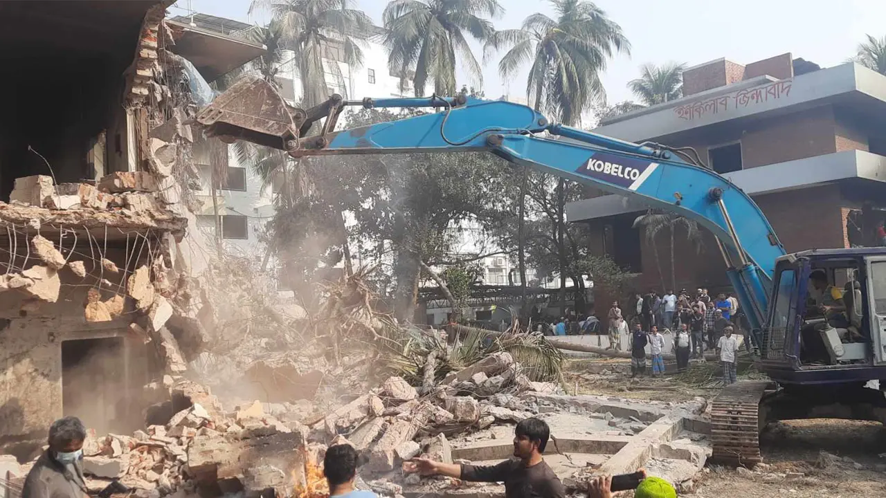 ধানমন্ডি ৩২-এ বাড়ি ভাঙা চলছে সকালেও