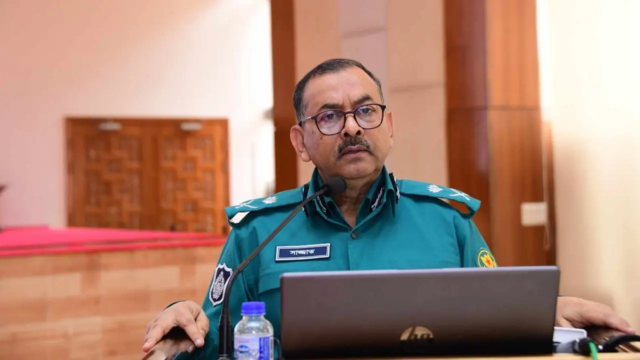 রাস্তা বন্ধ করে দাবি আদায়ের চর্চা বন্ধ করতে হবে : ডিএমপি কমিশনার
