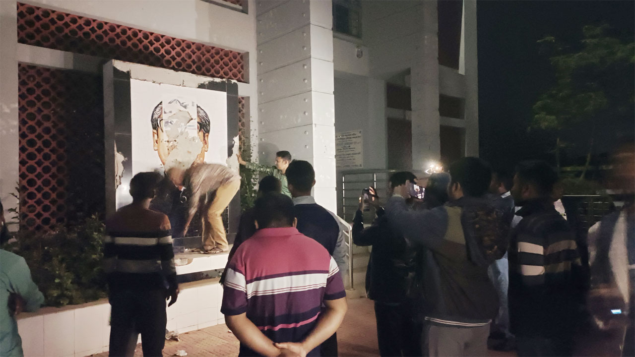 সাতক্ষীরায় বঙ্গবন্ধুর ম্যুরাল ভাঙচুর